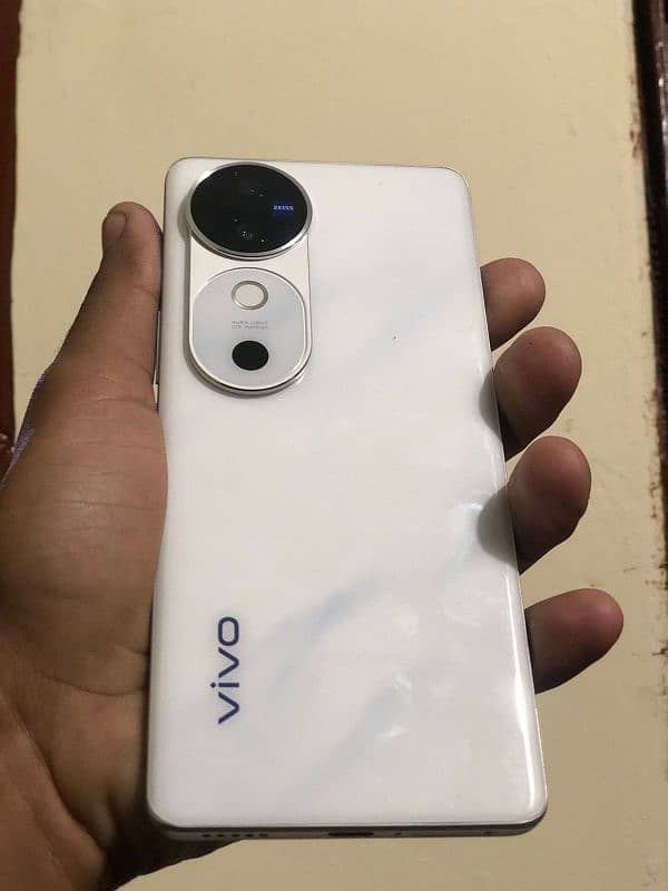 vivo v40 just box open non sim active ha  abi tak sim be nhi dali 1