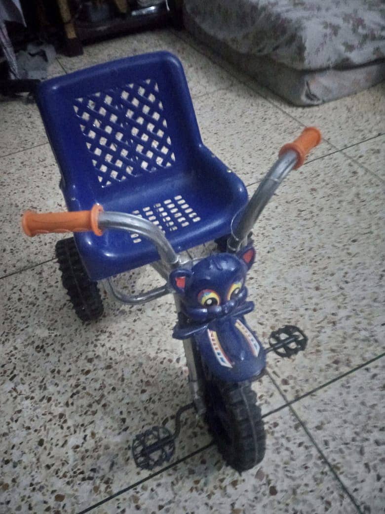 PURPLE TRI-CYCLE FOR 1-5 YEARS OLD KIDS CONDITION 10/10 LIKE NEW 0