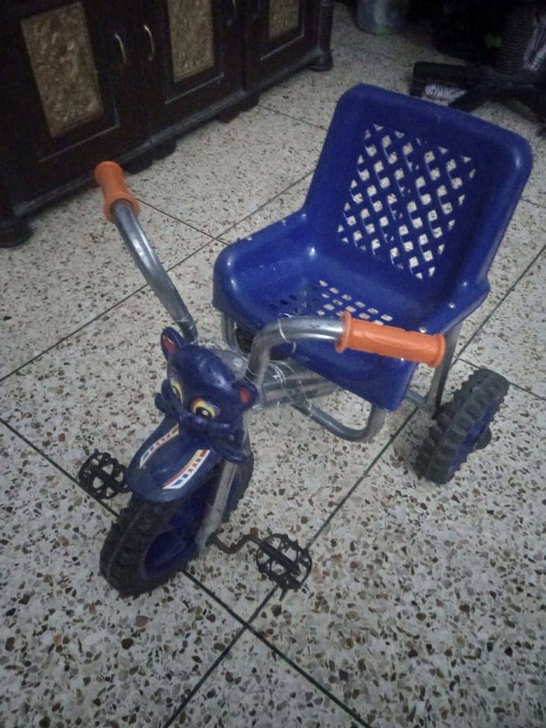 PURPLE TRI-CYCLE FOR 1-5 YEARS OLD KIDS CONDITION 10/10 LIKE NEW 1