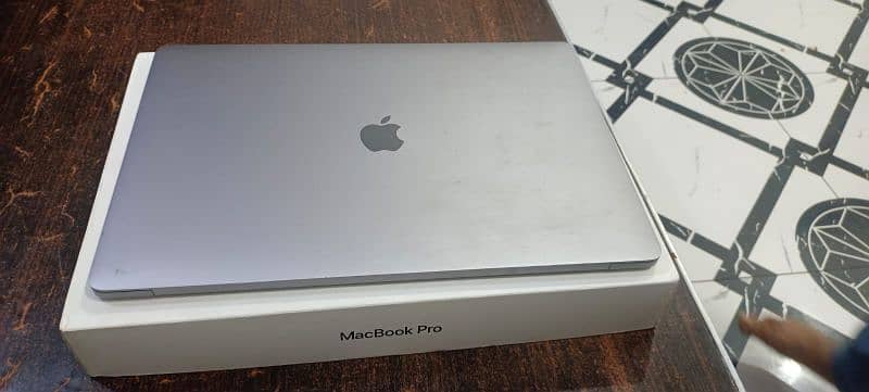 MacBook pro 15 inc 16 GB ram 250gb hard disk 4