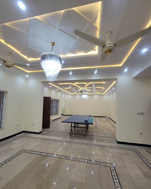 1 kanal very beautiful hot location lour groun floor for rent available 1