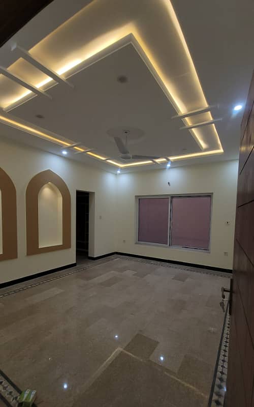 1 kanal very beautiful hot location lour groun floor for rent available 2