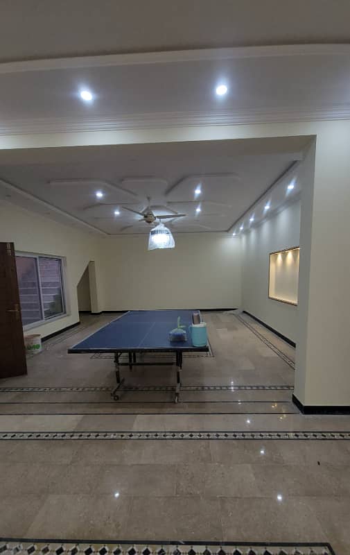 1 kanal very beautiful hot location lour groun floor for rent available 5