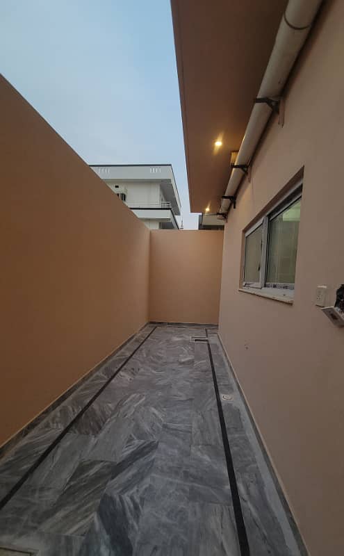 1 kanal very beautiful hot location lour groun floor for rent available 10