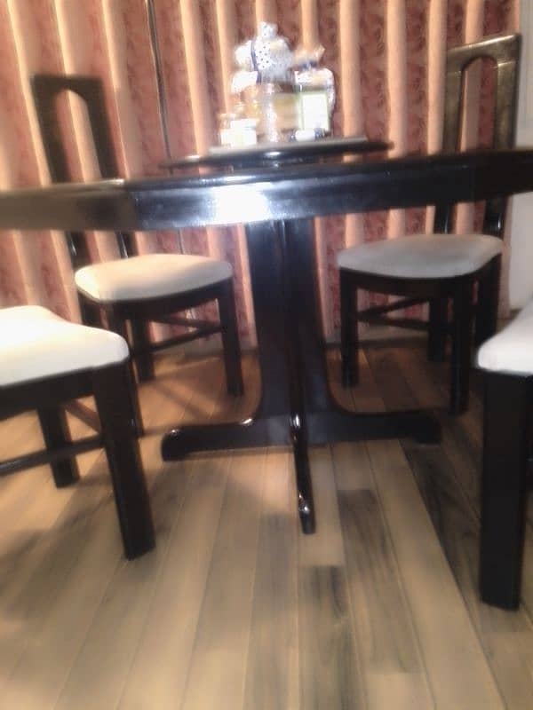 dinning table with 4 chairs very good condition 0