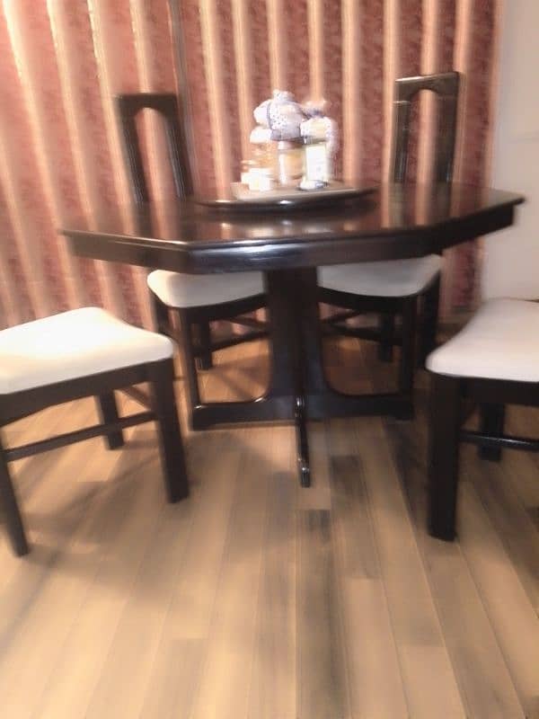 dinning table with 4 chairs very good condition 1