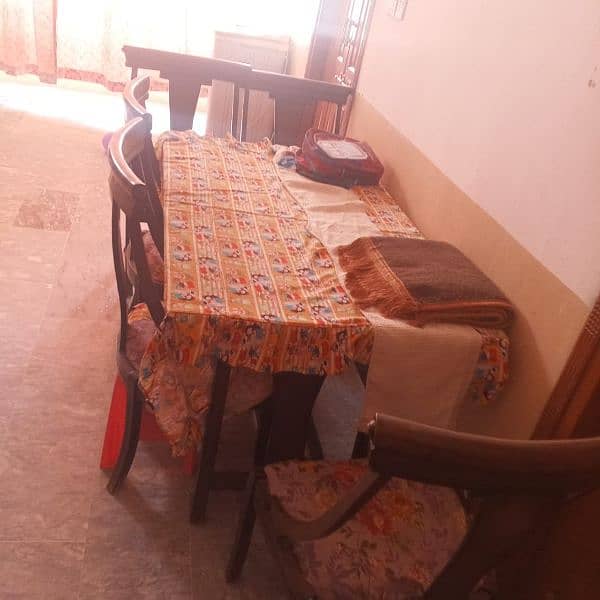 6 seater dinning table for sale boht Kam use huia hai 0