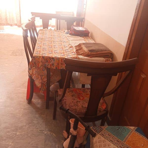 6 seater dinning table for sale boht Kam use huia hai 1