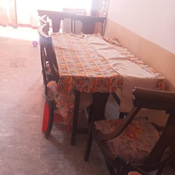 6 seater dinning table for sale boht Kam use huia hai 2