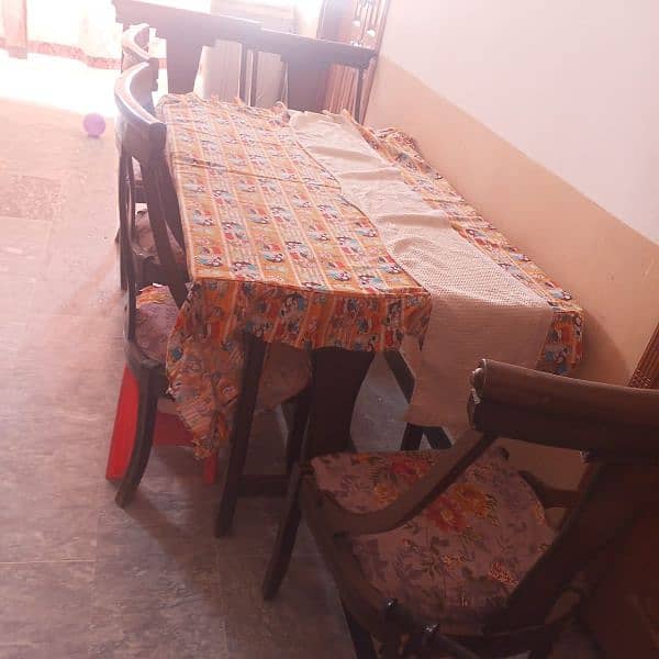 6 seater dinning table for sale boht Kam use huia hai 3