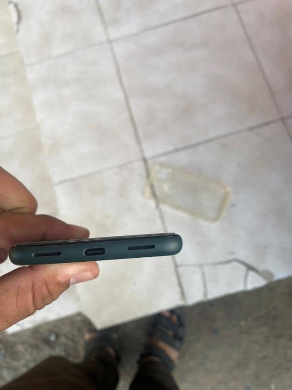 google pixel 5a in 10/10 condition 2