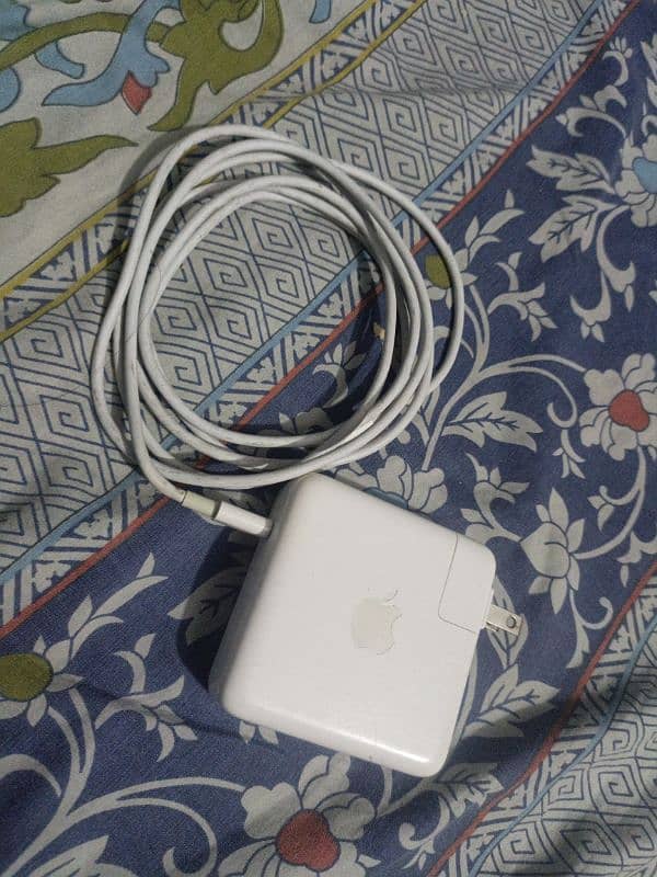 MAC BOOK CHARGER 10WTT ( SLIGHTLY USED GOOD CONDITION 0