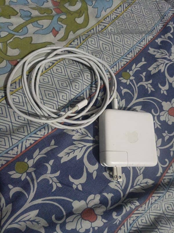 MAC BOOK CHARGER 10WTT ( SLIGHTLY USED GOOD CONDITION 1