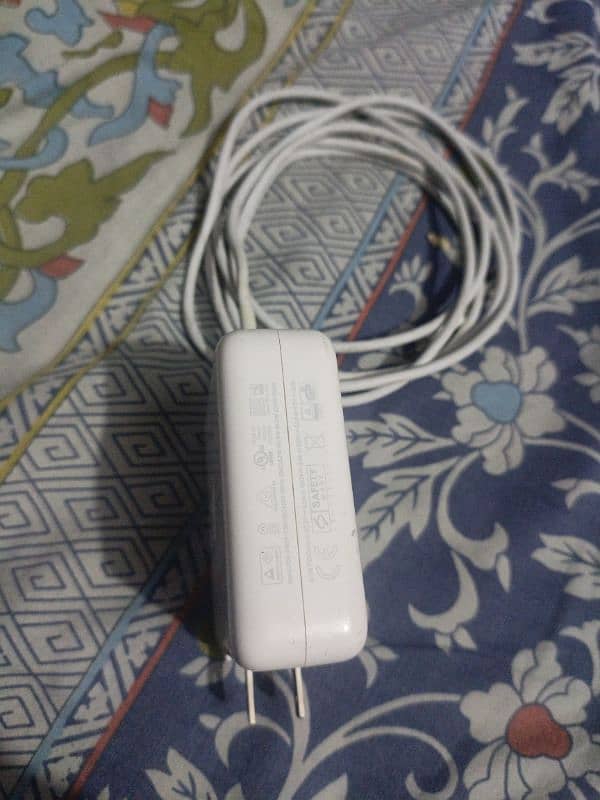 MAC BOOK CHARGER 10WTT ( SLIGHTLY USED GOOD CONDITION 2