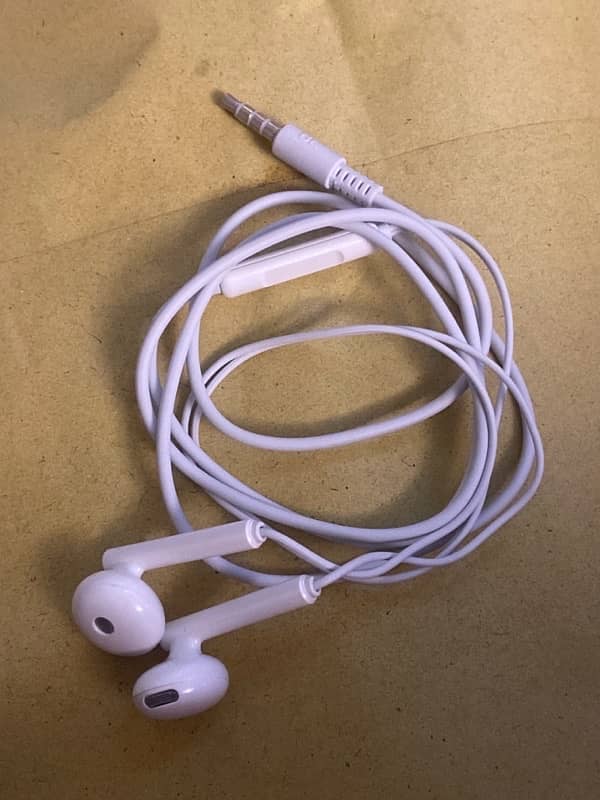 BRAND NEW huawei earphones 0