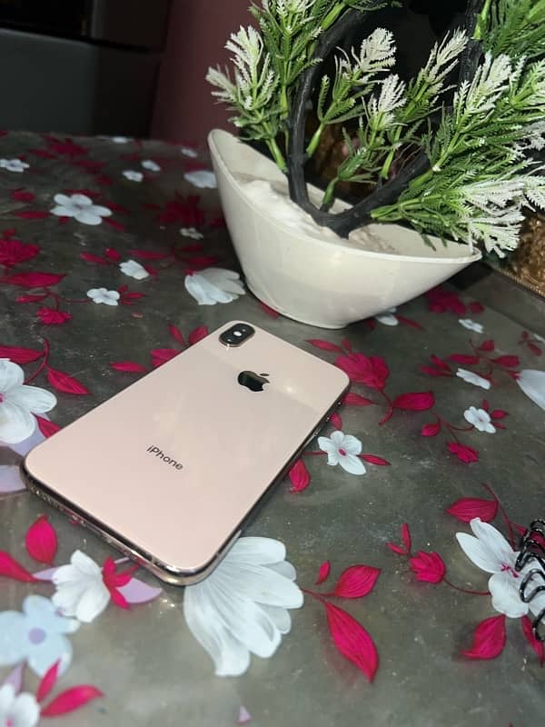 iphone xs dual pta aproved 81 health all orignal  only air leak 2