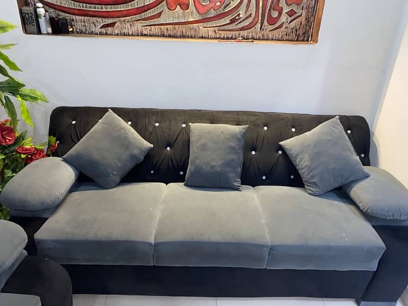 7 seater sofa set minor used 0