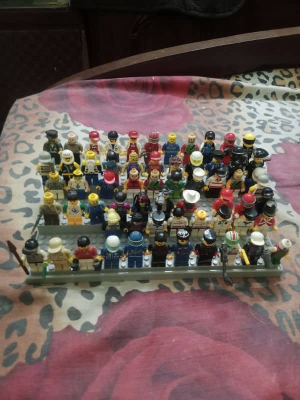 Lego sets and Minifigures 0