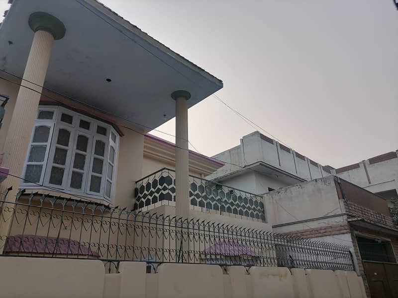 Prime Location House Sized 10 Marla Is Available For sale In Gulberg 2