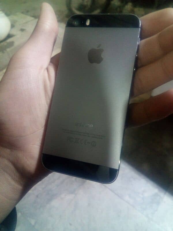 iPhone s5 good condition non pta 1