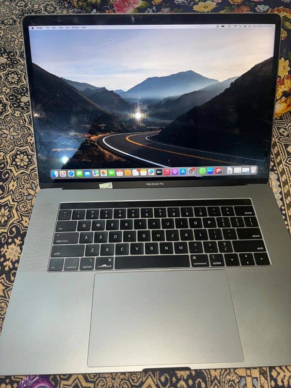 Mac book pro 2017 core i7 3