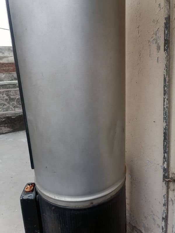 Used Geyser working with good condition 1