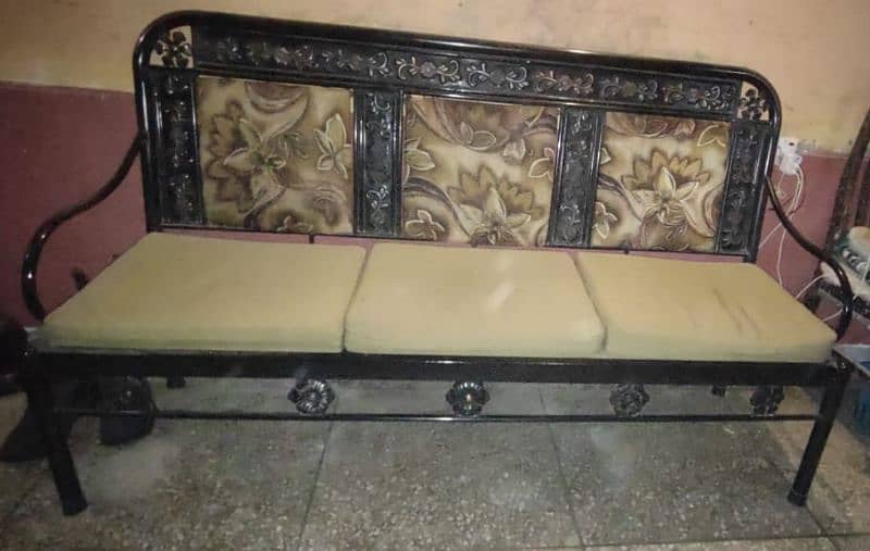 5 seater iron sofa with all new cushions. 0