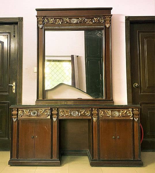 Dressing Table for sale with troller 0