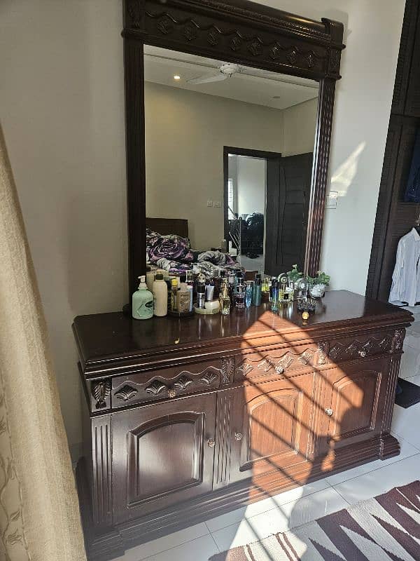 Dressing Table: Solid Wood 0