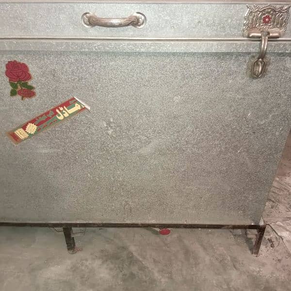 storage trunk (with stand) in new condition 0