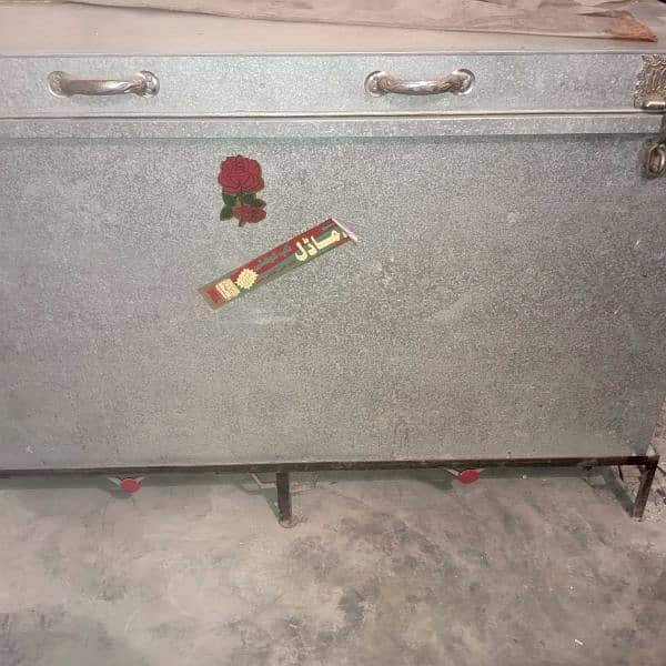 storage trunk (with stand) in new condition 1