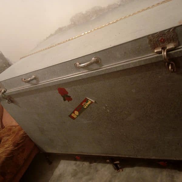 storage trunk (with stand) in new condition 2