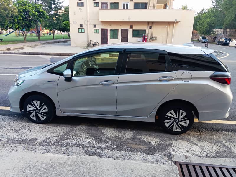 Honda Fit Shuttle X Hybrid 8