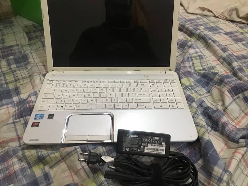 Toshiba core i3 3rdgen 4gb ram 500gb HD 5