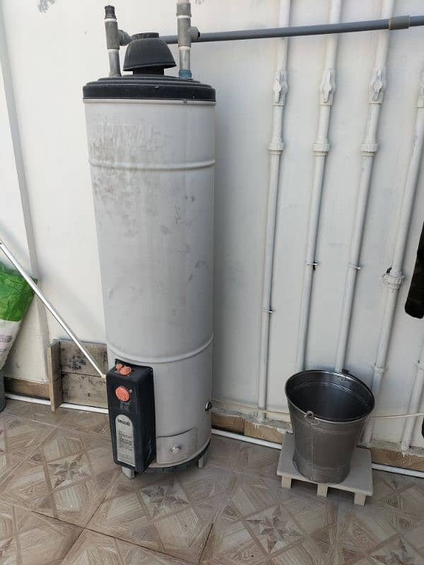 Deluxe Geyser in Good Condition 0