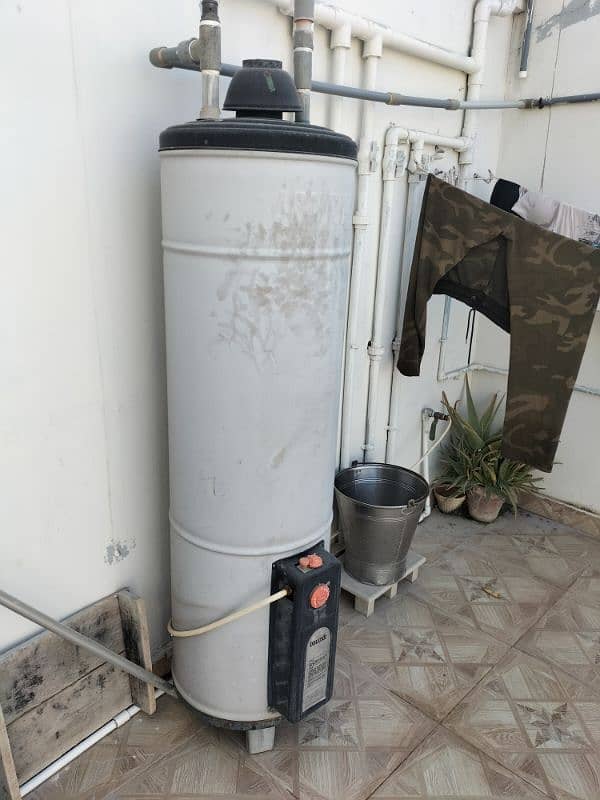 Deluxe Geyser in Good Condition 2