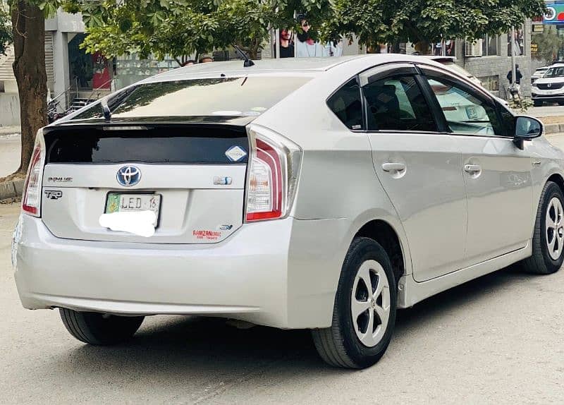 Toyota Prius 2012 model Registered in 2016 12