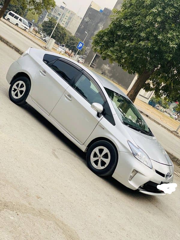 Toyota Prius 2012 model Registered in 2016 13