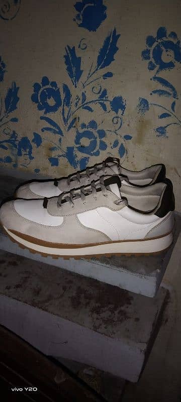 Universal Thread Sneakers/size 8 1