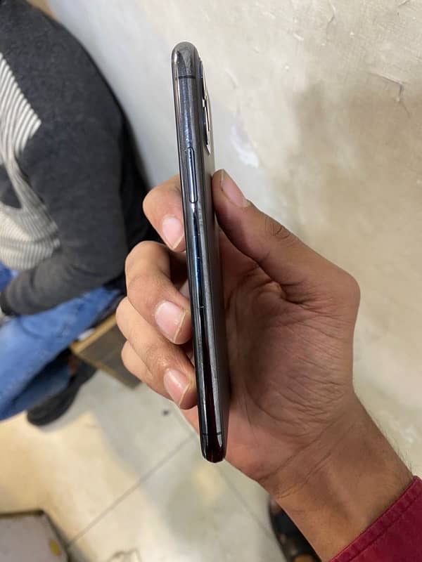 iphone 11 pro (PTA) approved . 5