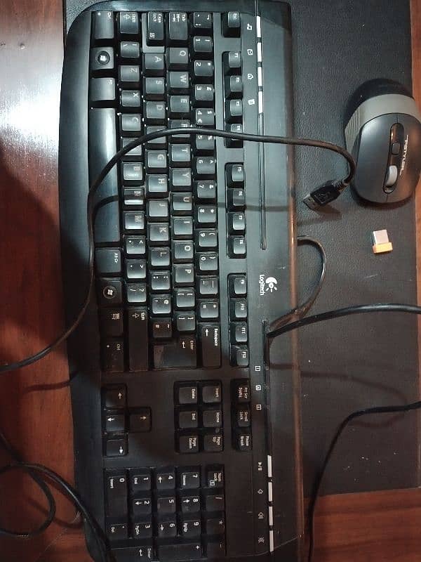 Keyboard and Wireless Mouse 0