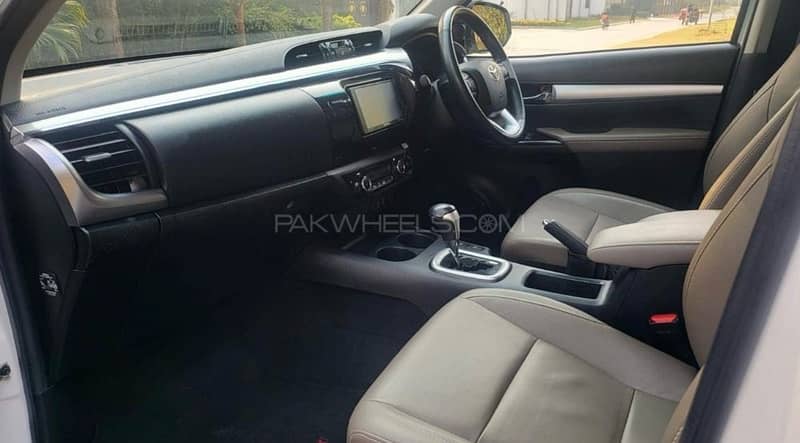 Toyota Hilux Revo V 2.8 Diesel Full Option 6