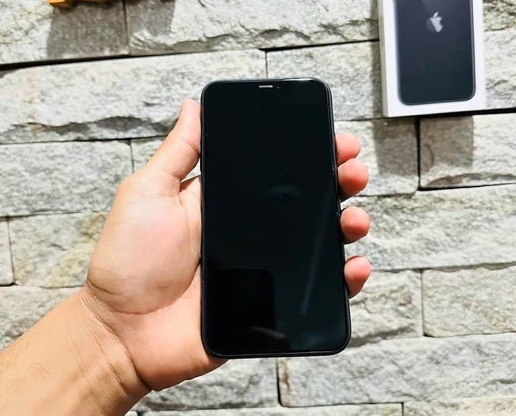 iphone 11 64 gb Non PTA Factory Unlock with Box 2