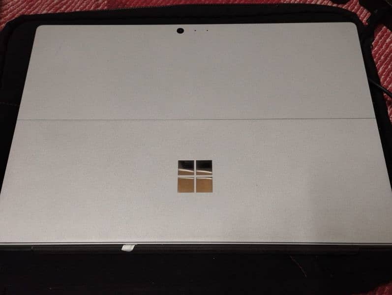 Microsoft Surface Book pro 6 i5 8th Gen 8Gb Ram 256Gb Hard. 17