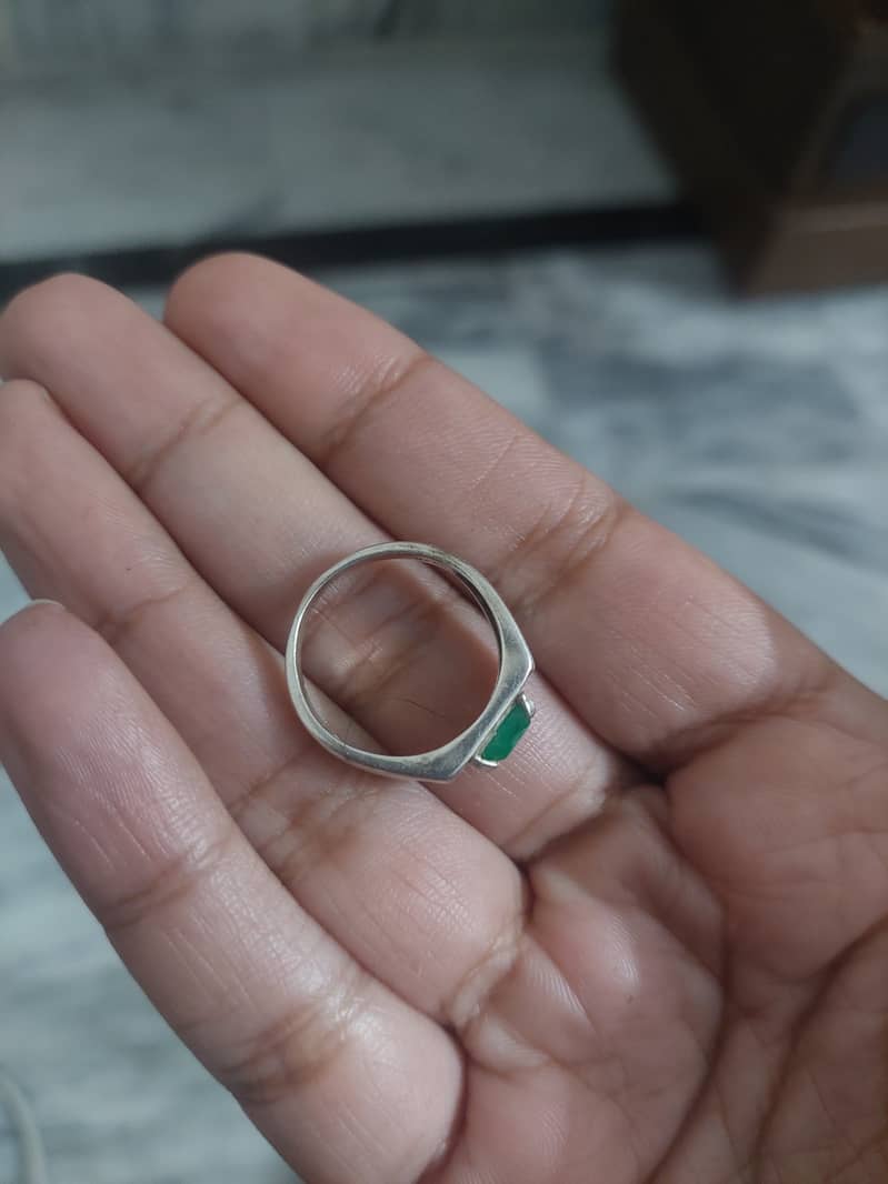 100% Swat origin Emerald ring for Sale 2