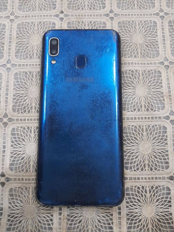 i'm selling samsung A 20 2