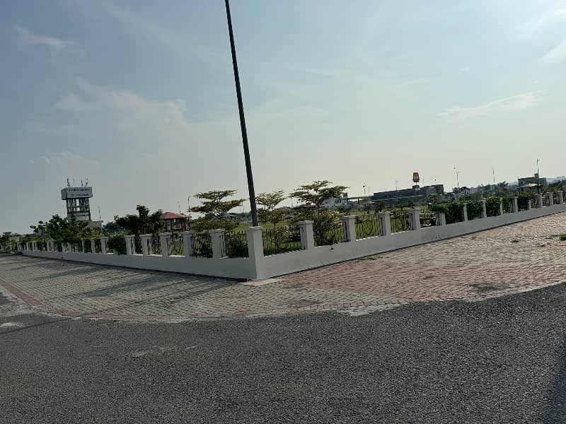 ARC offers very exclusive One kanal pair plot near Y block park and McDonalds 4