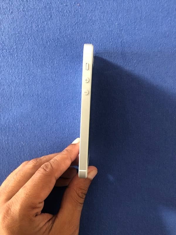 i phone 5 SE 32 GB NoN pta hai 2