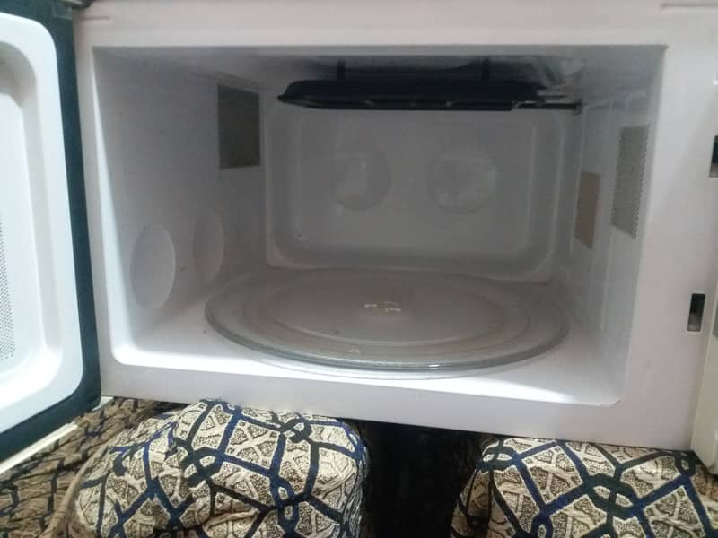 microwave + oven with grill 2 in 1 condition saf hai no fold 1