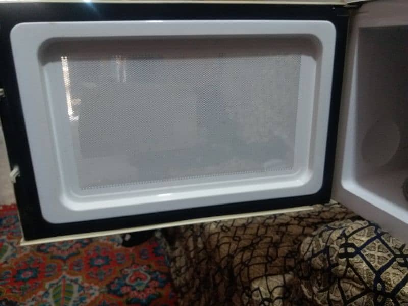 microwave + oven with grill 2 in 1 condition saf hai no fold 4